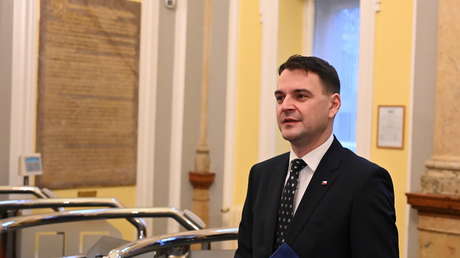 Muecas, ojos en blanco y polémica: canciller checo en el punto de mira del Parlamento