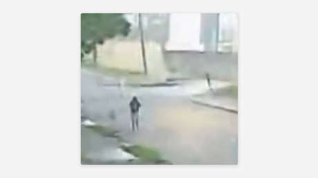 VIDEO: Joven se aferra a un árbol tras ser sorprendida por un tornado cuando iba a su casa