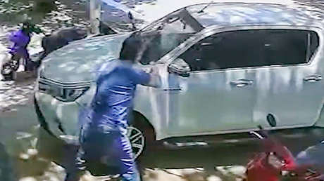 VIDEO: Hombre rompe el auto de su vecina porque le molestaba la música