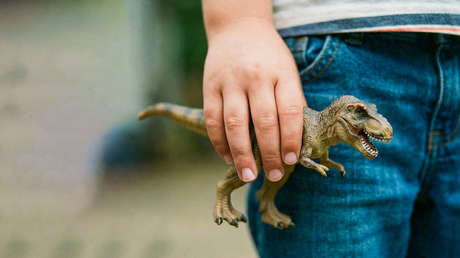 Niño demanda a otro tras fuerte pelea en guardería por un dinosaurio de juguete
