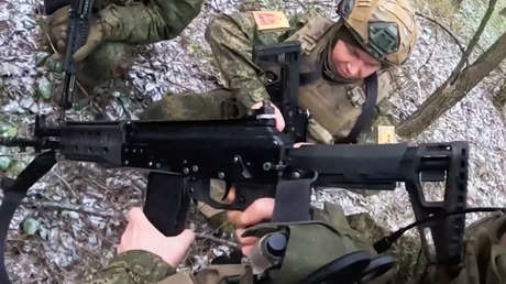 VIDEO: Trabajo coordinado de tropas rusas durante la liberación de una localidad