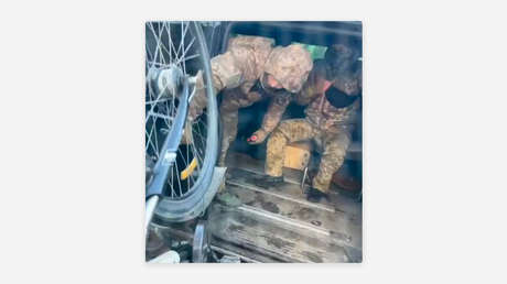 VIDEO: Reclutadores ucranianos tratan de llevarse a un anciano