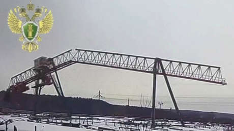 IMÁGENES ESCALOFRIANTES: Mujer cae de la cabina de una grúa que se desploma y sobrevive