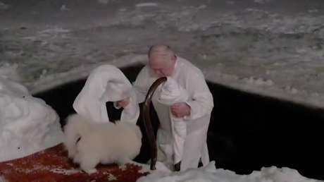 VIDEO: Lukashenko se baña en agua fría para celebrar la Epifanía