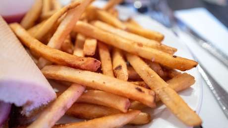 FOTO: Miles de papas fritas 'invaden' una playa