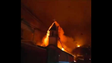 VIDEO: Arde una iglesia en fuertes incendios forestales en Chile