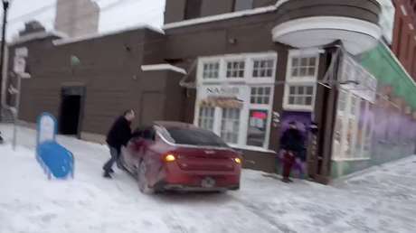 VIDEO: Le roban una costosa cámara y termina siendo arrastrado por el coche de su asaltante