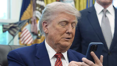 Trump muestra un mensaje privado de Macron