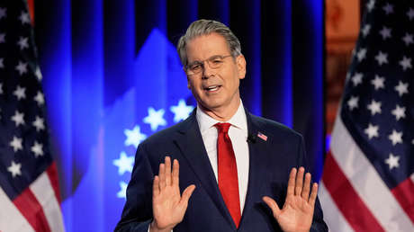 Bessent comenta la posibilidad de aranceles del 500 % a los compradores de petróleo ruso