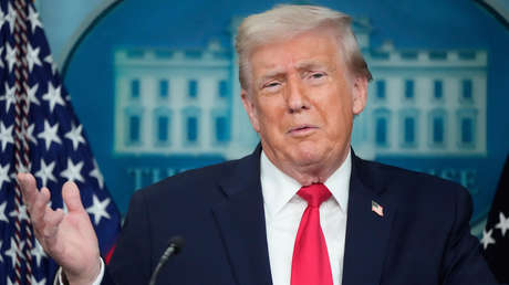 Trump al pellizcarse con un clip: "Habría hecho como si nada hubiera pasado mientras se me caía el dedo" (VIDEO)