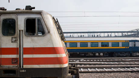 Un tren de pasajeros choca contra un muro caído en la vía cerca de Barcelona