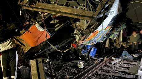 Un tren de pasajeros choca contra un muro caído en la vía cerca de Barcelona