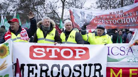 Protesta masiva de agricultores enfurecidos sitia el Parlamento Europeo (VIDEO)