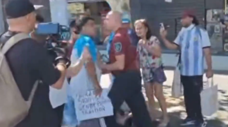 VIDEO: Policía empuja a un hombre en muletas y recibe un bastonazo en Argentina