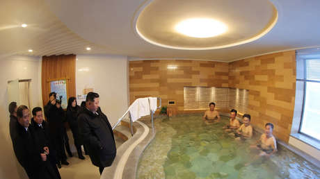 VIDEO: Kim Jong-un inspecciona la sauna en su nuevo complejo de descanso para trabajadores