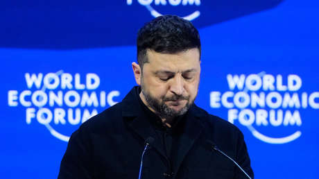 "Su gente muestra el reloj": El incómodo momento en que apuran a Zelenski para que termine su intervención (VIDEO)