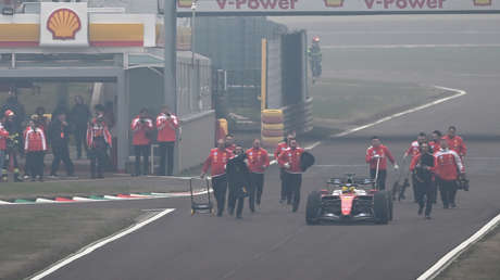 Presentación fallida: el Ferrari de Hamilton se queda 'muerto' en el primer giro (VIDEO)