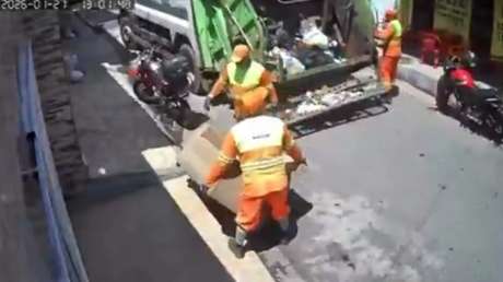 VIDEO: Una mujer lava su sofá, lo pone a secar en la acera y sucede lo inesperado