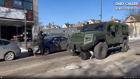 VIDEO: Blindado se abre paso violentamente pero es rodeado por los manifestantes en Mineápolis