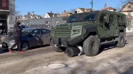 VIDEO: Blindado se abre paso violentamente pero es rodeado por los manifestantes en Mineápolis