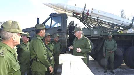 Díaz-Canel presencia ejercicios de combate en el Día Nacional de la Defensa