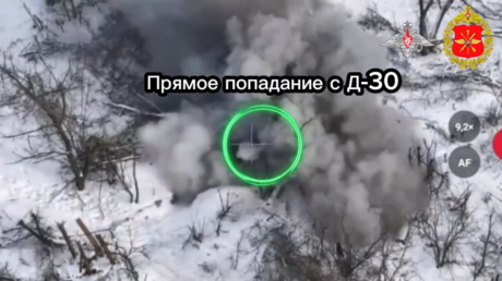 Momento exacto en que un obús ruso borra una posición enemiga en el frente (VIDEO)