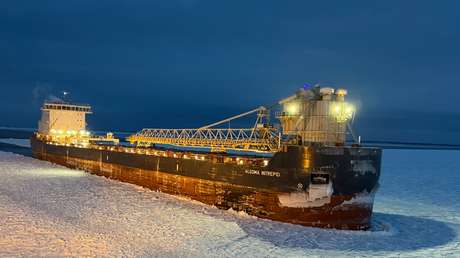 VIDEO: La Guardia Costera de EE.UU. libera un barco atrapado en el hielo durante una tormenta invernal