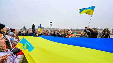 "No estamos en Ucrania": Líder de la Cámara de Diputados checa carga contra bandera gigante en Praga
