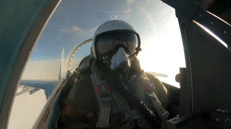 VIDEO: Caza Su-35s cubre desde arriba los ataques de helicópteros rusos en Donbass