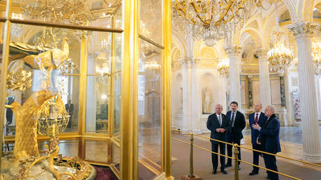 VIDEOS: Putin muestra al rey de Malasia los tesoros del Hermitage en una visita personalizada