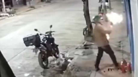 Karma instantáneo: El momento en que unas llamas envuelven al que las inició (VIDEO)