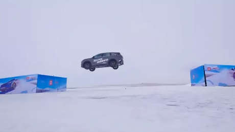 VIDEO: Un auto chino 'vuela' casi 21 metros en frío extremo y marca un récord Guinness