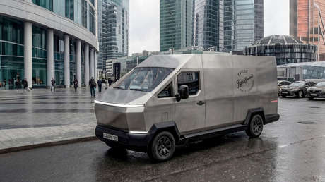 FOTOS: Presentan un 'Cybertruck a lo ruso' de acero inoxidable que resiste un siglo