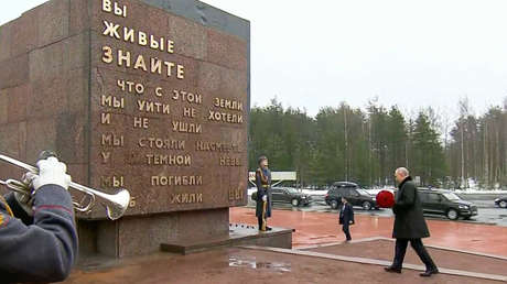 Putin deposita flores en un monumento con motivo de la ruptura del sitio de Leningrado (VIDEO)