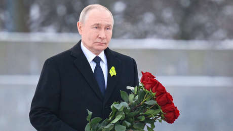 Putin deposita flores en la tumba de su hermano fallecido durante el bloqueo de Leningrado (VIDEO)