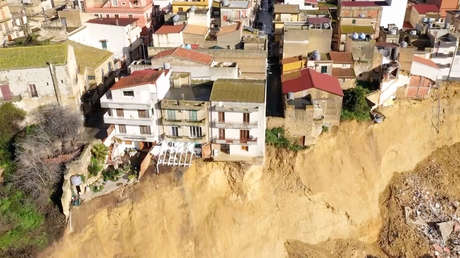 Amenaza inminente se cierne sobre una pintoresca localidad de Italia (VIDEOS, FOTOS)