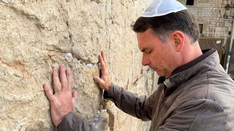 Flávio Bolsonaro pide "claridad divina y protección sobrenatural" en el Muro de los Lamentos