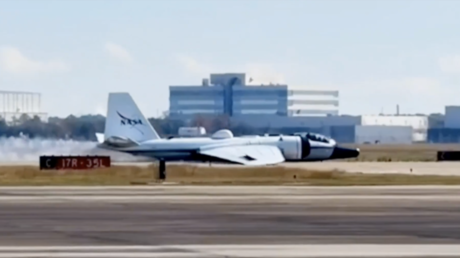 VIDEO: Un avión de la NASA aterriza de panza en EE.UU. tras un fallo