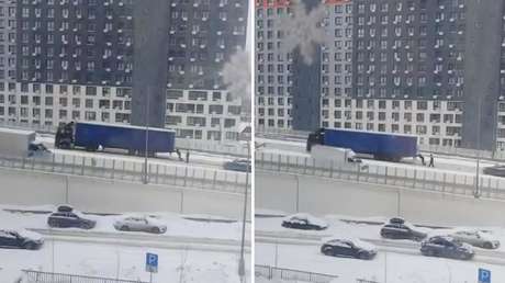 No es IA: un policía ruso empuja un camión y la escena arrasa en redes (VIDEO)