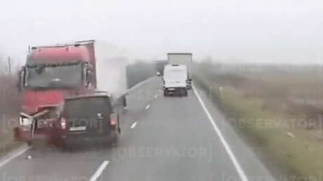 FUERTE VIDEO: Siete hinchas de fútbol mueren al chocar de frente contra un camión