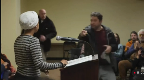 Un hombre irrumpe con una jeringa y rocía a la congresista Ilhan Omar en un evento en Mineápolis (VIDEO)