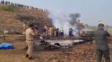 Se estrella un avión con un alto cargo indio a bordo matando a cinco personas (VIDEOS, FOTOS)