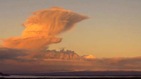 VIDEO: Volcán ruso lanza una potente columna de ceniza de 9 km