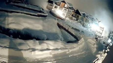VIDEO: Enorme avalancha se traga un poblado en zona turística