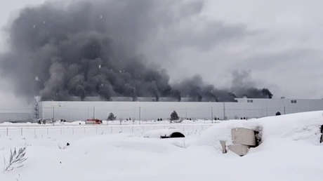 VIDEOS: Gran incendio en una antigua planta de Volkswagen en Rusia