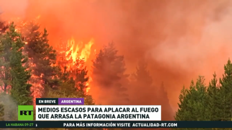 Medios escasos para aplacar el fuego que arrasa la Patagonia argentina