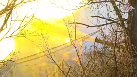 VIDEO: Tanquistas rusos destruyen una posición fortificada ucraniana camuflada entre árboles