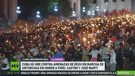 Cuba se une contra amenazas de EE.UU. en marcha de antorchas en honor a Fidel Castro y José Martí