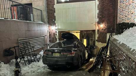 Conductor embiste varias veces con su coche una sinagoga en Nueva York (VIDEO)