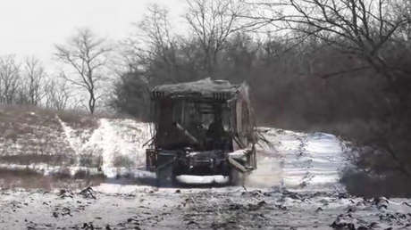 VIDEO: Tanque ruso arrasa posiciones enemigas con poderosos golpes